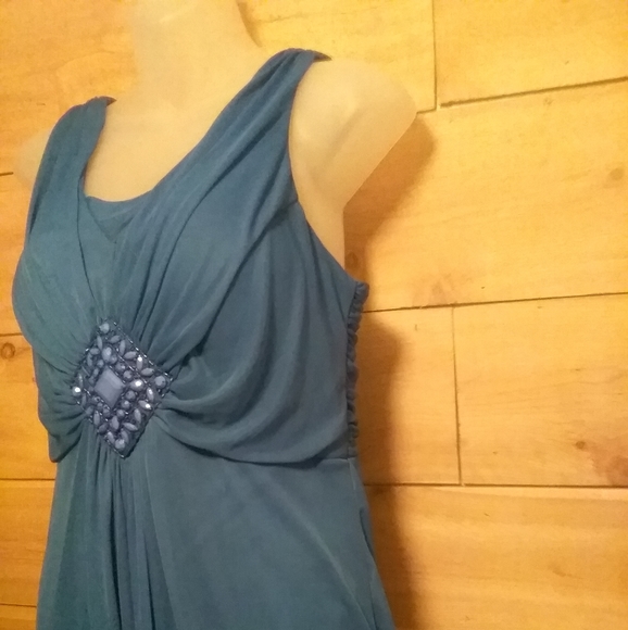 Formal dress - Picture 2 of 3